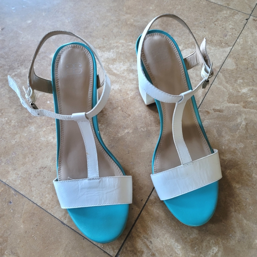 Andrew Stevens T-strap Heeled Sandals - size 8